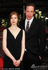 组图：《回家》柏林首映女主角阿加瑟深V黑裙抢镜