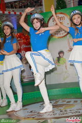 组图：Crayon Pop戴头盔现身握手会 大跳热舞