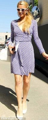 组图：希尔顿深V连衣裙胸前无料 男友帅气加油