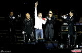 组图：BIG FOUR伦敦巡演 张卫健蜈蚣弹掀高潮