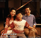 组图：网曝李双江昔日全家福 儿子曾是好少年