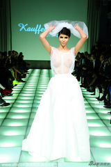 组图:德足球宝贝舍费尔半裸穿婚纱走秀性感火辣