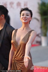 组图：巩新亮深v露乳提裙秀大腿 狼头男造型怪异