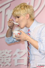 组图：Henry出专辑会粉丝 陪“老婆”过情人节