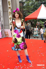 幻灯图：杨丞琳获赠G奶蛋糕 粉丝祝其拥有傲人胸部