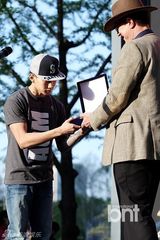 组图：朴宰范任B-boy大使 臂部纹身抢眼