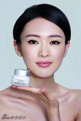 组图：童瑶五官精致肌肤清透 气质女生裸妆显淡雅