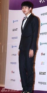 组图：2AM任瑟雍亮相百想红毯西装帅气领结俏皮