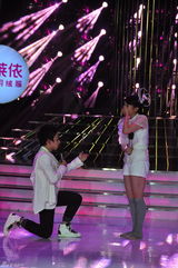 组图：邹凯上电视节目惊喜求婚 陈一冰谢娜微笑祝福