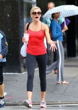 组图：40岁卡麦隆-迪亚兹街拍红色运动风