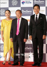 组图：安圣基着黑色西装随前电影节主席金东虎亮相