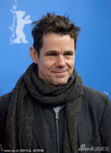 组图：里维斯亮相《肩并肩》发布会 电影节主席助阵