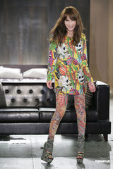 高清图：萧亚轩新歌MV秀美腿 化身“和平女神”