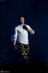 组图：Rain北京个唱劲歌热舞 湿身性感大秀中文