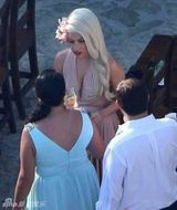组图：GaGa墨西哥当伴娘 白纱清纯秀身材曲线