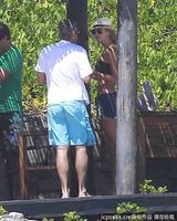 组图：乔治-克鲁尼携女友墨西哥度假 与好友野餐