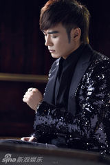 组图：焦恩俊MV花絮曝光 30小时不停拍