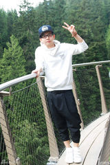 组图：胡夏现身温哥华街头 搞怪照曝光