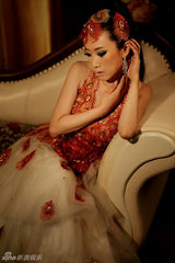 组图：芙蓉姐姐化身妩媚孔雀 装扮火红魅惑放电