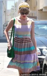 组图：泰勒-斯威夫特彩虹裙出街 红唇美肌玩转撞色