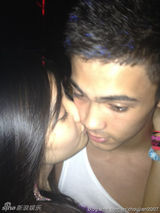 组图：韦唯混血儿子与漂亮女友亲密合照曝光