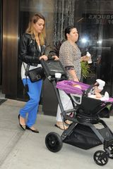 组图：杰西卡-阿尔芭携子出游 弯腰不慎春光乍现