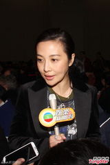 组图：胡敏珊现身佛教盛典 赌王千金何超雄同场