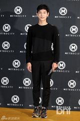 组图：任时完李准出席品牌展示会黑白装拼帅