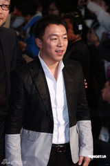 高清：《斗牛》剧组亮相红毯 黄渤摆pose信心足