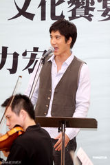 高清图：王力宏为世博会彩排 将演绎邓丽君名曲