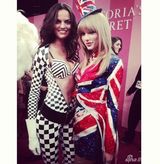 组图:维密年度大秀开幕泰勒献唱 众超模T台斗艳