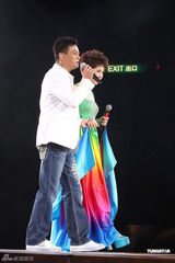 组图：汪明荃助阵关菊英演唱会 黄日华陈豪献唱