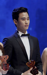 组图：金泰熙赴沪站台似公主 金秀贤正装笔挺