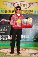 组图：郭富城单身圣诞不寂寞 否认购四百万跑车