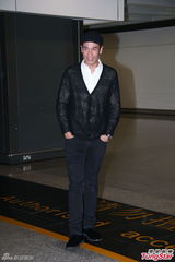 组图：陈豪婚后返港被拍 甜蜜秀婚戒