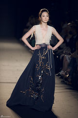 组图：中国女性勇闯T台 李玉刚反串亮眼