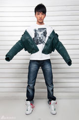 组图：许诺秀冬装搭配 突显帅气时尚魅力