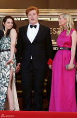 组图：邓斯特戛纳走秀紫红裙装简约亲切