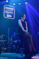 组图：田蕊妮圆歌手梦开唱 感动落泪谢家人