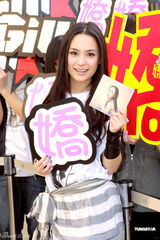 组图：阿娇被问玉照反应大 称要随时间“放低过去”