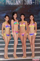 组图：港姐决赛前泳装亮相 上届冠军模拟戴后冠