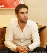 组图：绯闻女孩男主角捞金 与女主持贴脸热聊