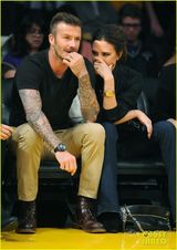 组图：辣妹小贝捧场湖人队比赛 看球不忘秀亲密