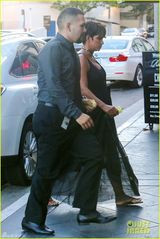 组图：47岁哈利贝瑞怀孕涨奶 透视裙现大肚轮廓