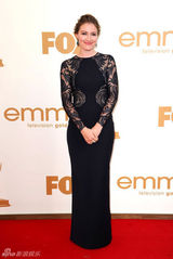 组图：艾美奖红毯 凯莉-麦克唐纳棕榈蕾丝裙端庄