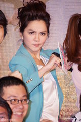 组图：ELLA出席新片首映会自曝拍动作戏崩溃痛哭