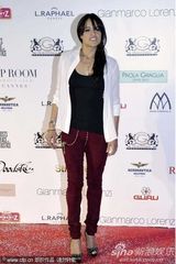 幻灯：拉塞尔-克劳拥娇妻做慈善 好莱坞明星皆现身