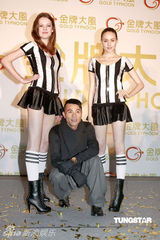 组图：梁汉文续约金牌大风 获赠价值二十万金表