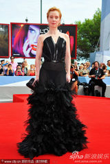 组图：《背叛》首映 两女星极尽妖娆红毯斗艳