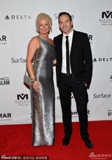 组图：阿德里安亮相晚宴 斯万克蕾丝礼服惊艳